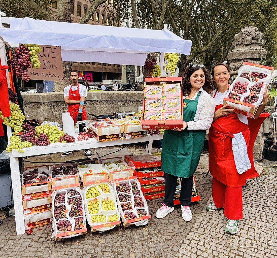 Stefania Lettini und Anna Giacovelli mit Traubenschalen am vollen Stand