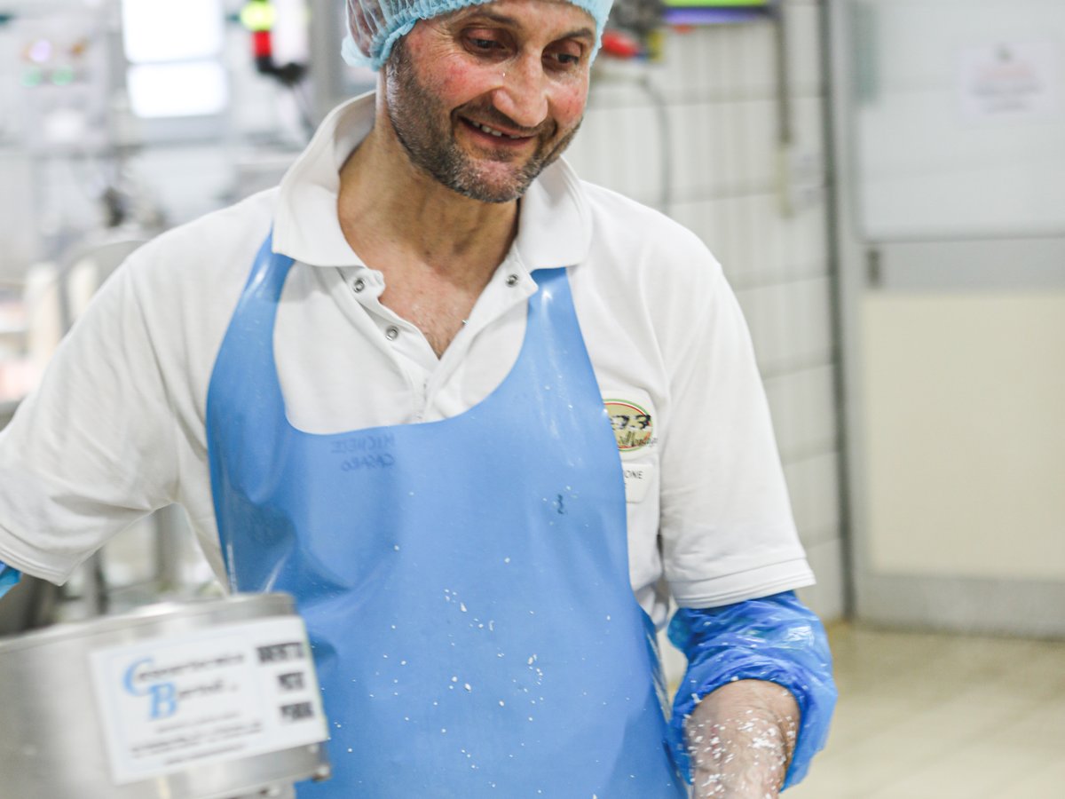 Ein Casaro bei der Arbeit an den Kupferkesseln