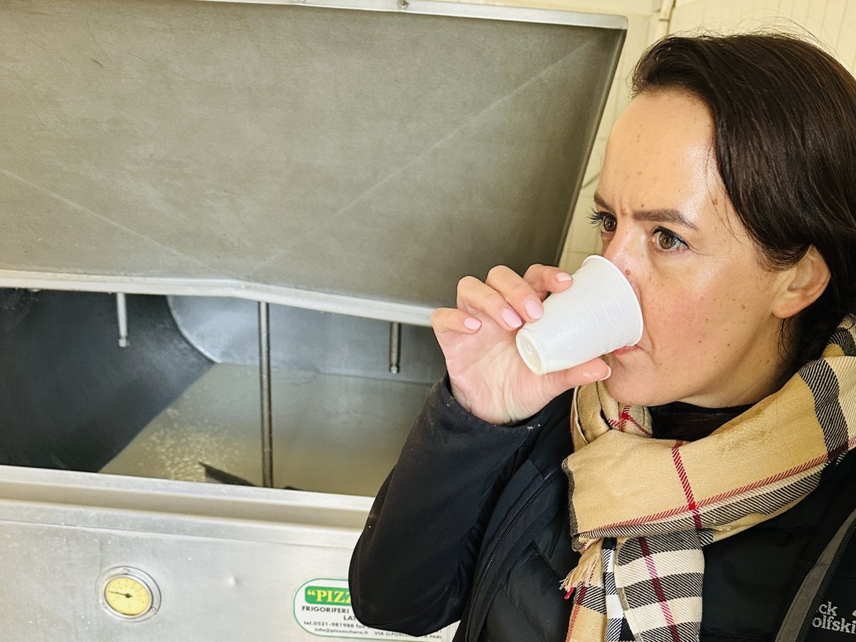 Stefania Lettini probiert die frische, noch lauwarme Milch