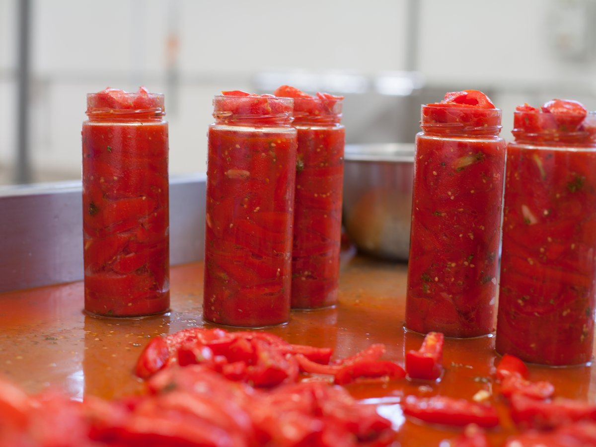 Die geviertelten Tomaten werden ins Glas gefüllt