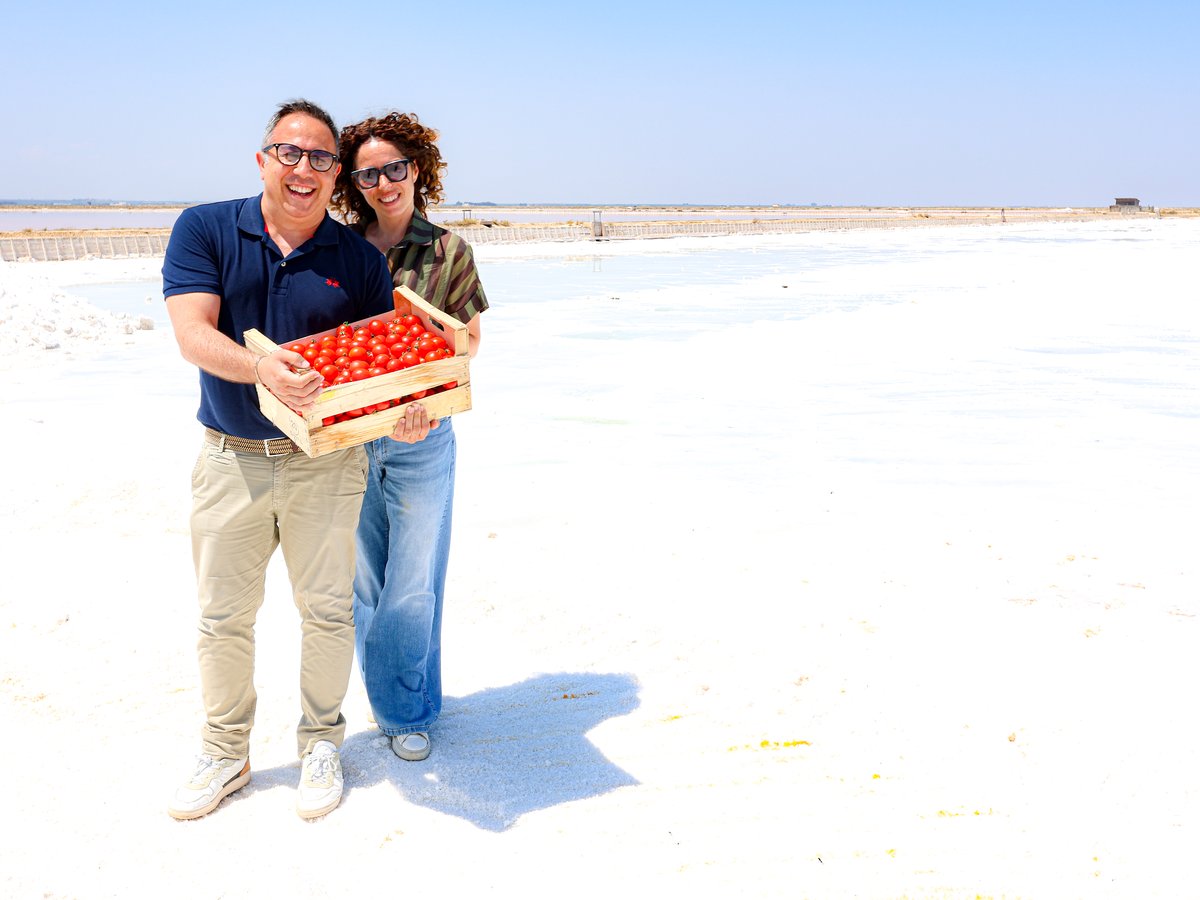 Francesca und Piero mit ihren Tomaten in den weißen Salinen Apuliens