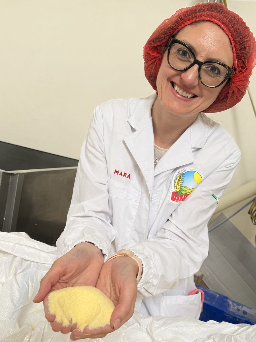 Mara De Santis lässt Semola durch die Finger rieseln