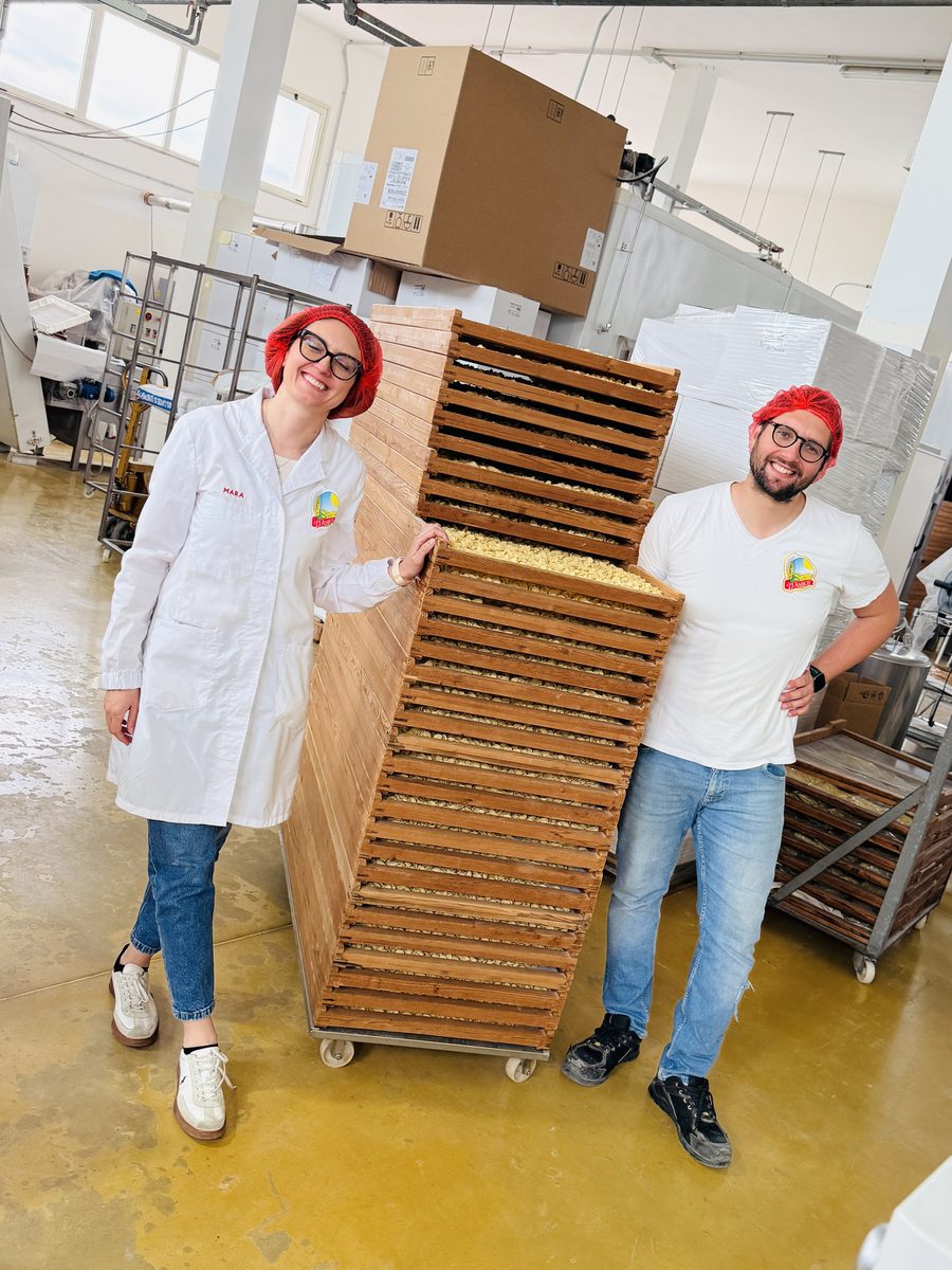 Mara De Santis und Vincenzo De Santis neben den Trockenrahmen