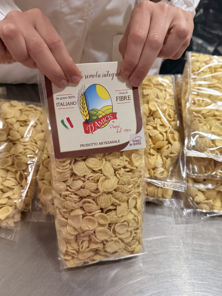 Orecchiette werden von Hand in die Tüte gefüllt