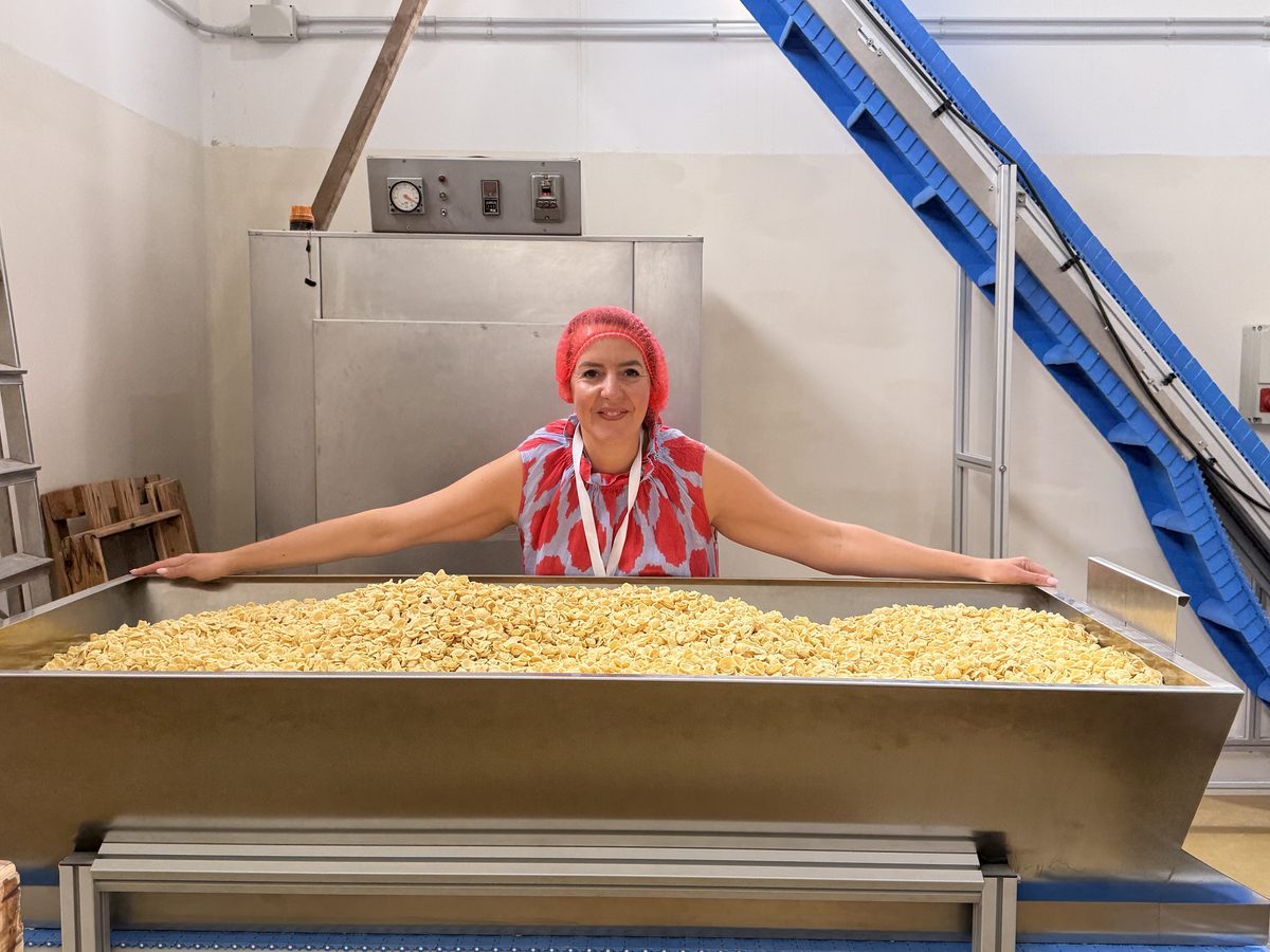 Stefania Lettini an einer Wanne voller frischer Pasta