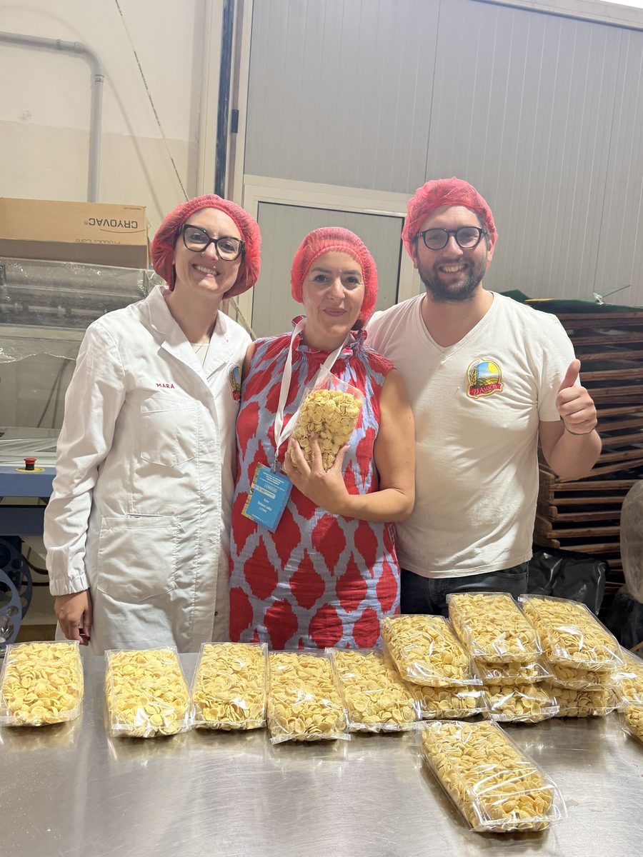 Mara De Santis, Stefania Lettini und Vincenzo De Santis mit frisch abgepackter Pasta