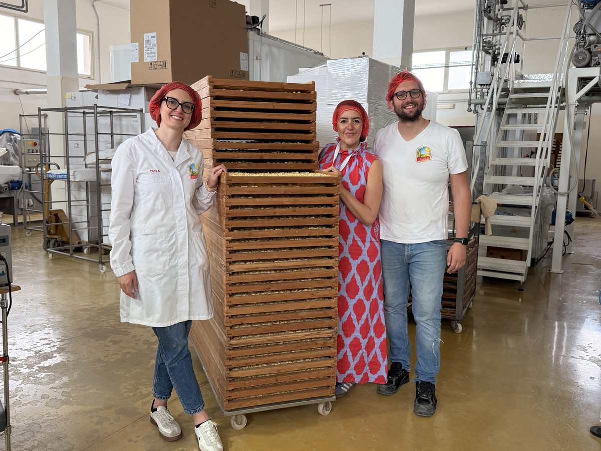 Mara De Santis, Stefania Lettini und Vincenzo De Santis vor den Rahmen