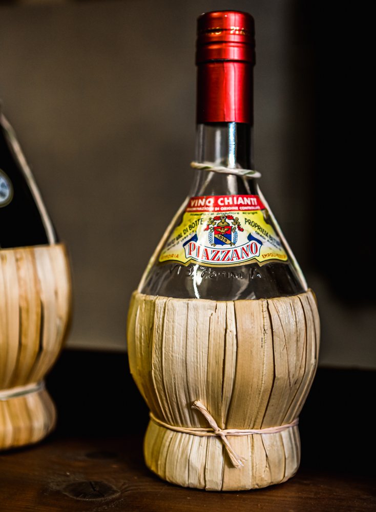 Der Chianti DOCG von Piazzano in der bastumflochtenen Fiasco-Flasche