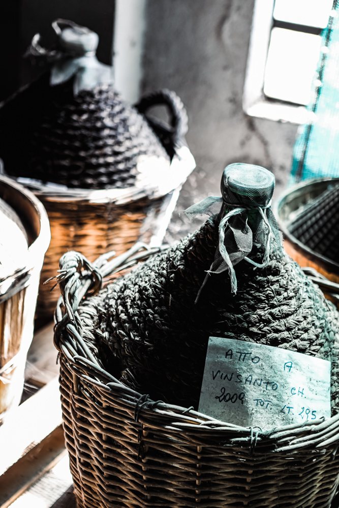 Der gedeckte Tisch mit dem Chianti in der Fiasco-Flasche