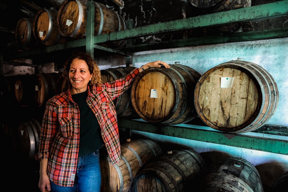 Ilaria Bettarini an den Caratelli, in denen der Vinsanto reift