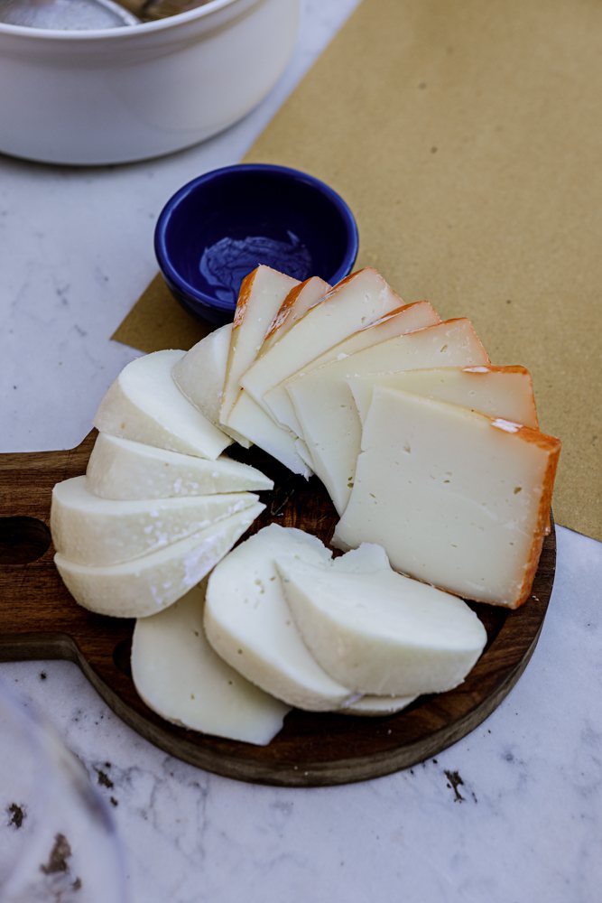 Pecorino, aufgeschnitten auf dem Holzbrett