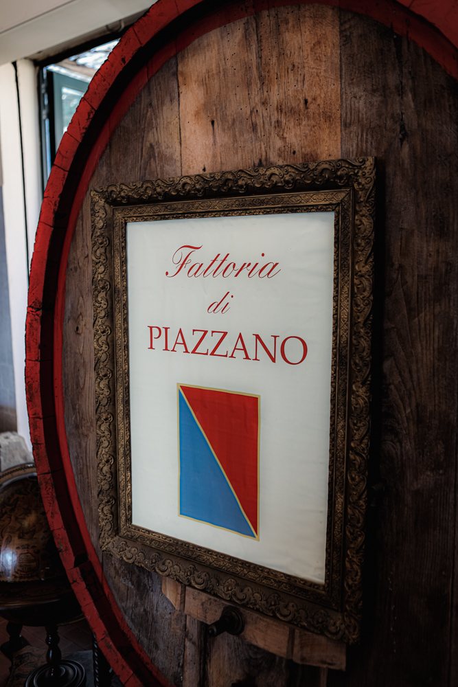 Das Schild der Fattoria di Piazzano auf einem alten Fassboden