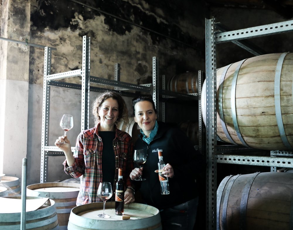 Stefania Lettini und Ilaria Bettarini bei der Verkostung im Keller