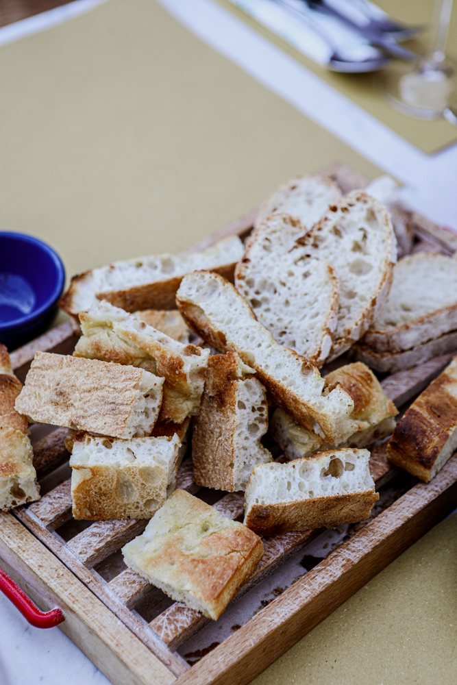 Toskanisches Brot, in Stücke gebrochen
