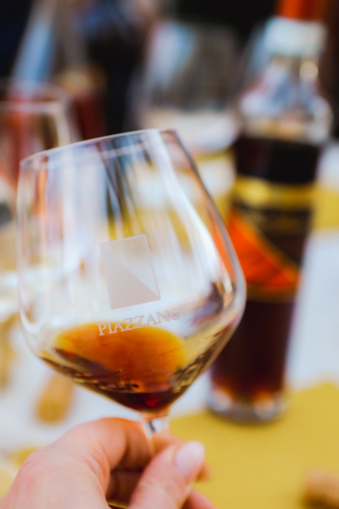 Der bernsteinfarbene Vinsanto DOC Empolese im Glas