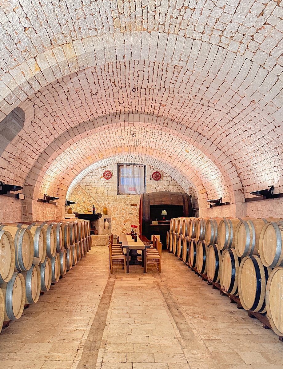 Das alte Gewölbe der ehemaligen Winzergenossenschaft mit den Holzfässern