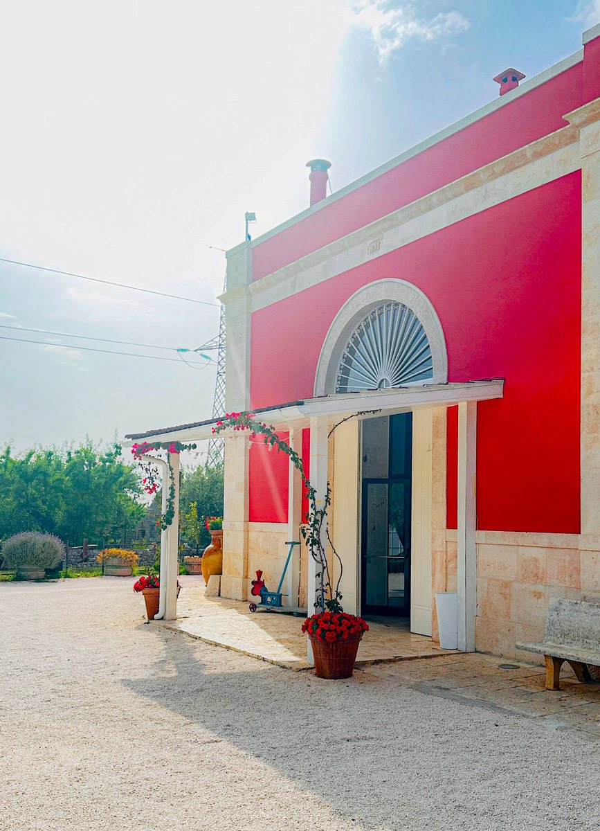 Die Cantina von Giovanni Aiello mit ihrer roten Fassade