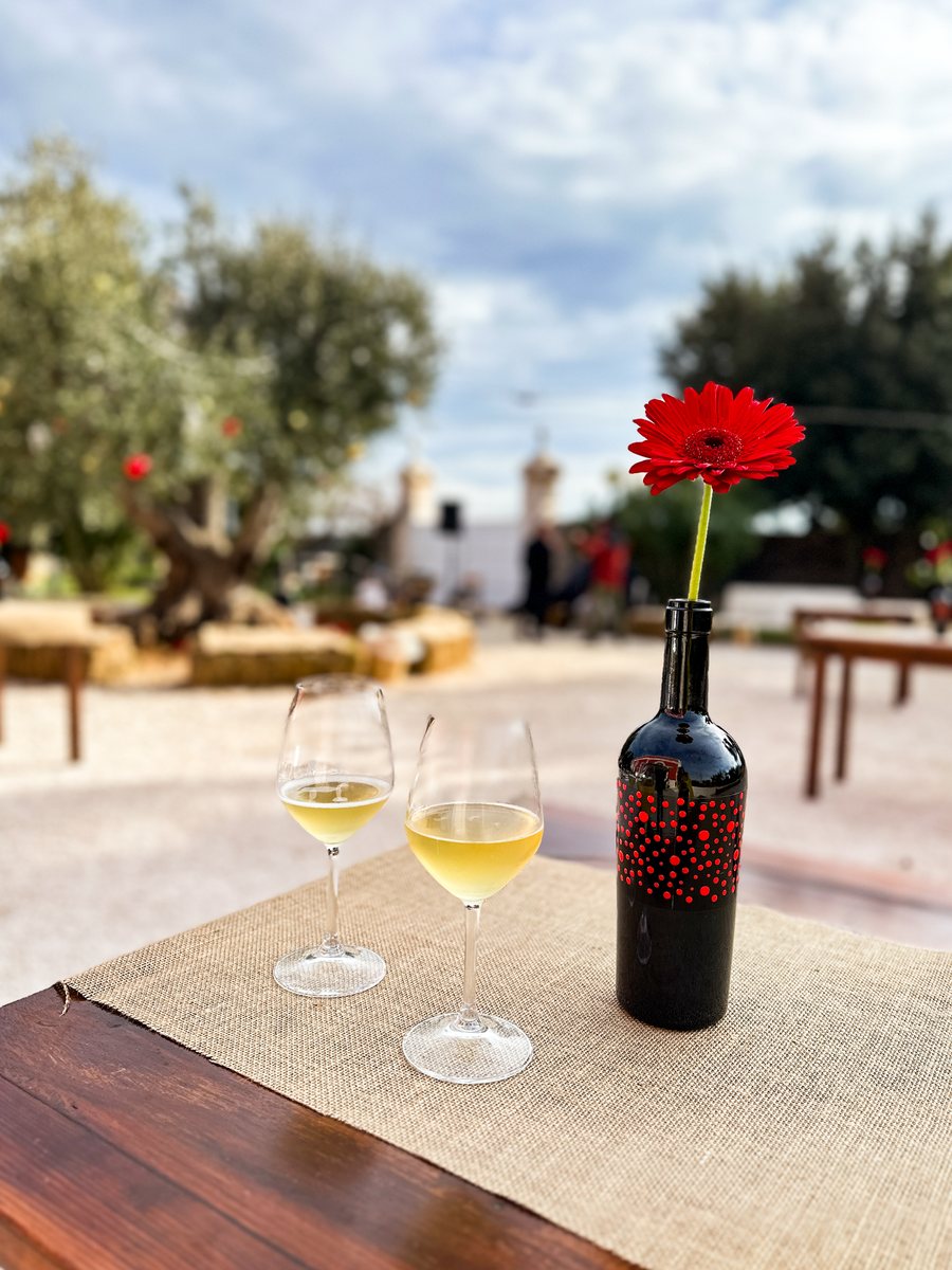 Eine Chakra-Flasche mit roter Gerbera auf dem Tisch