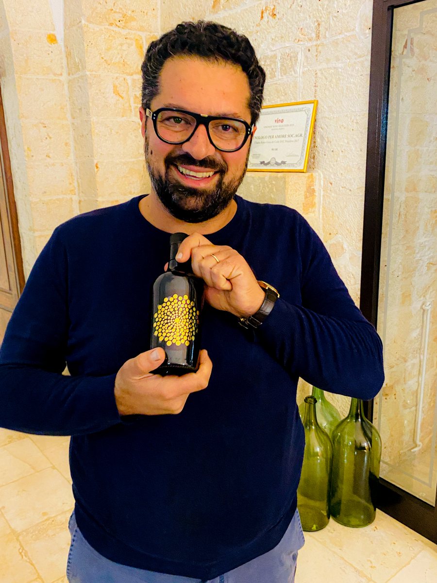 Giovanni Aiello mit einer Flasche aus seiner Chakra-Linie