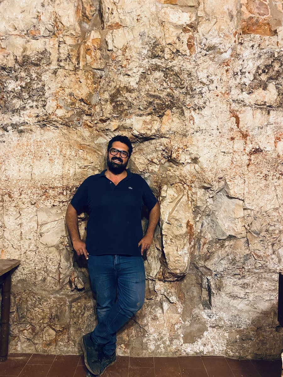 Giovanni Aiello vor der Kalksteinmauer seines Guts