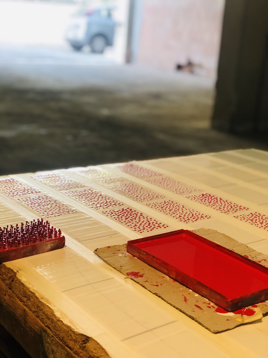 Der Stempeltisch mit Nagelbrett und roter Farbe für die Etiketten