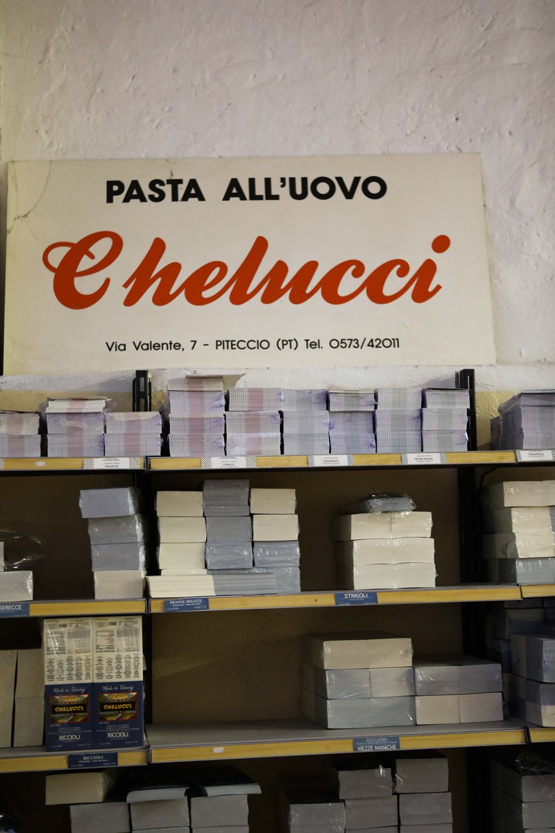Das alte Emailleschild „Pasta all'uovo Chelucci“ im Verkaufsraum