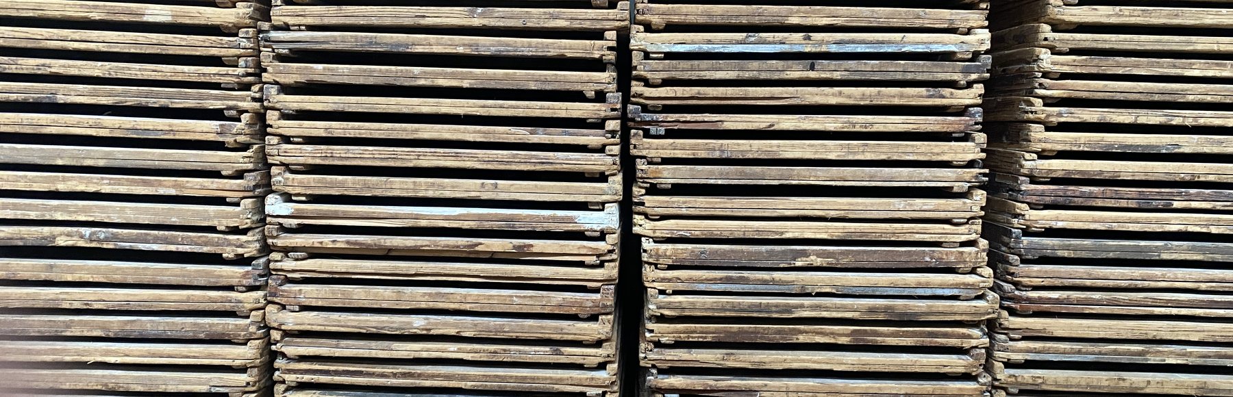 Gestapelte Holzrahmen für die Trocknung im Pastificio Chelucci