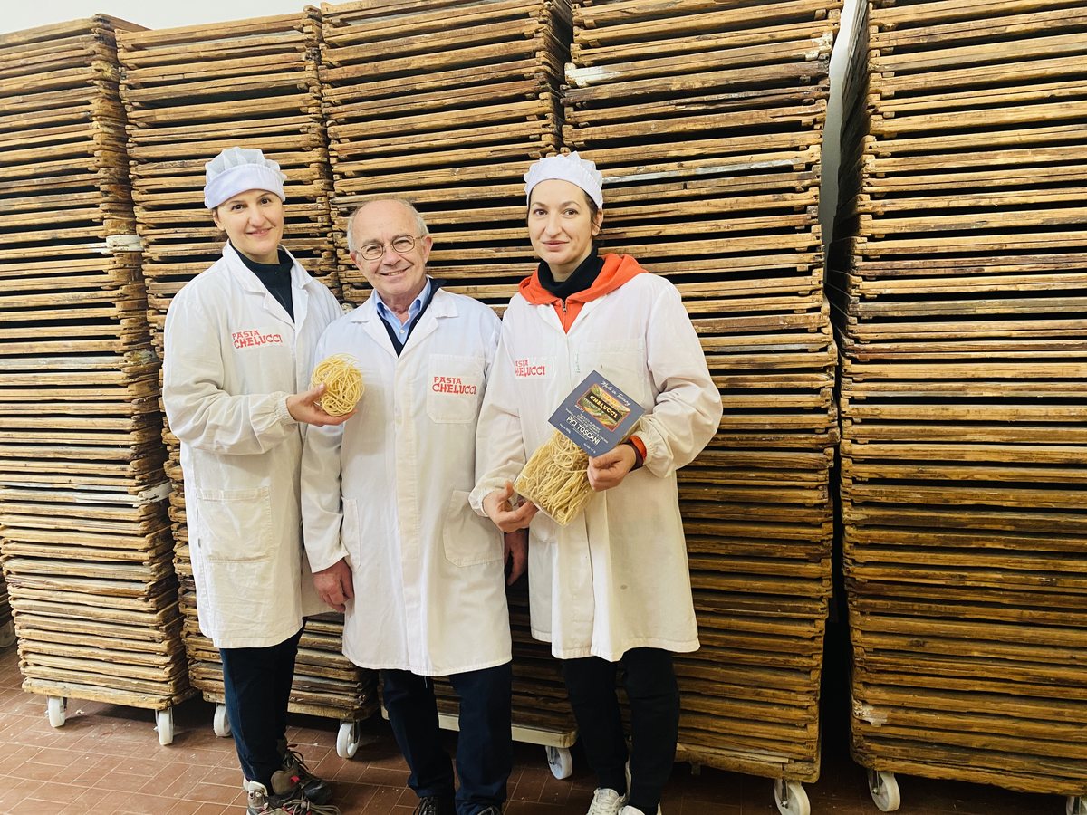 Das Team des Pastificio Chelucci vor den Trockenrahmen