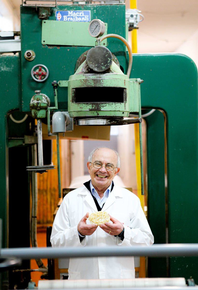 Giuseppe Chelucci an der Presse mit den Bronzematrizen