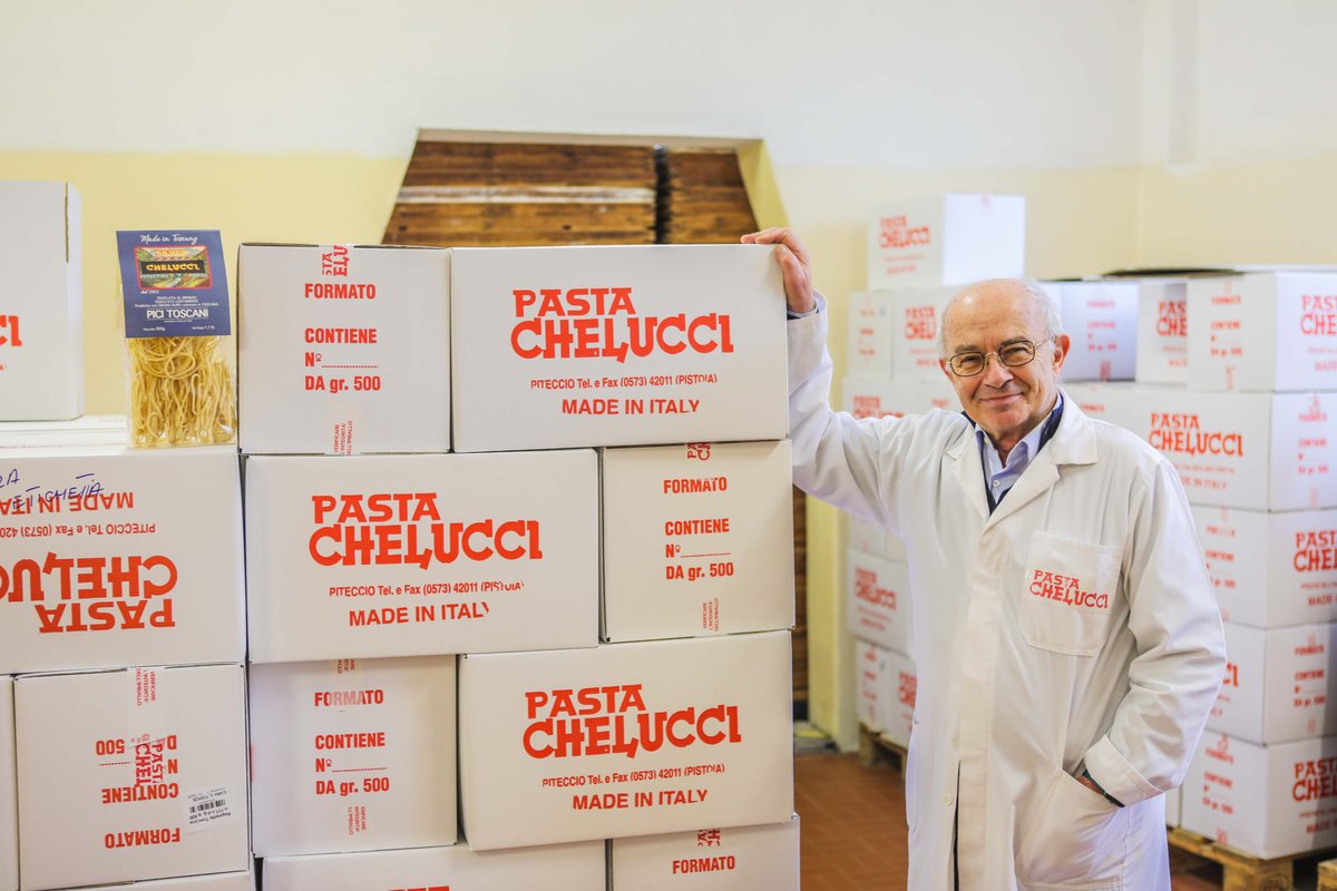 Giuseppe Chelucci zwischen den Versandkartons