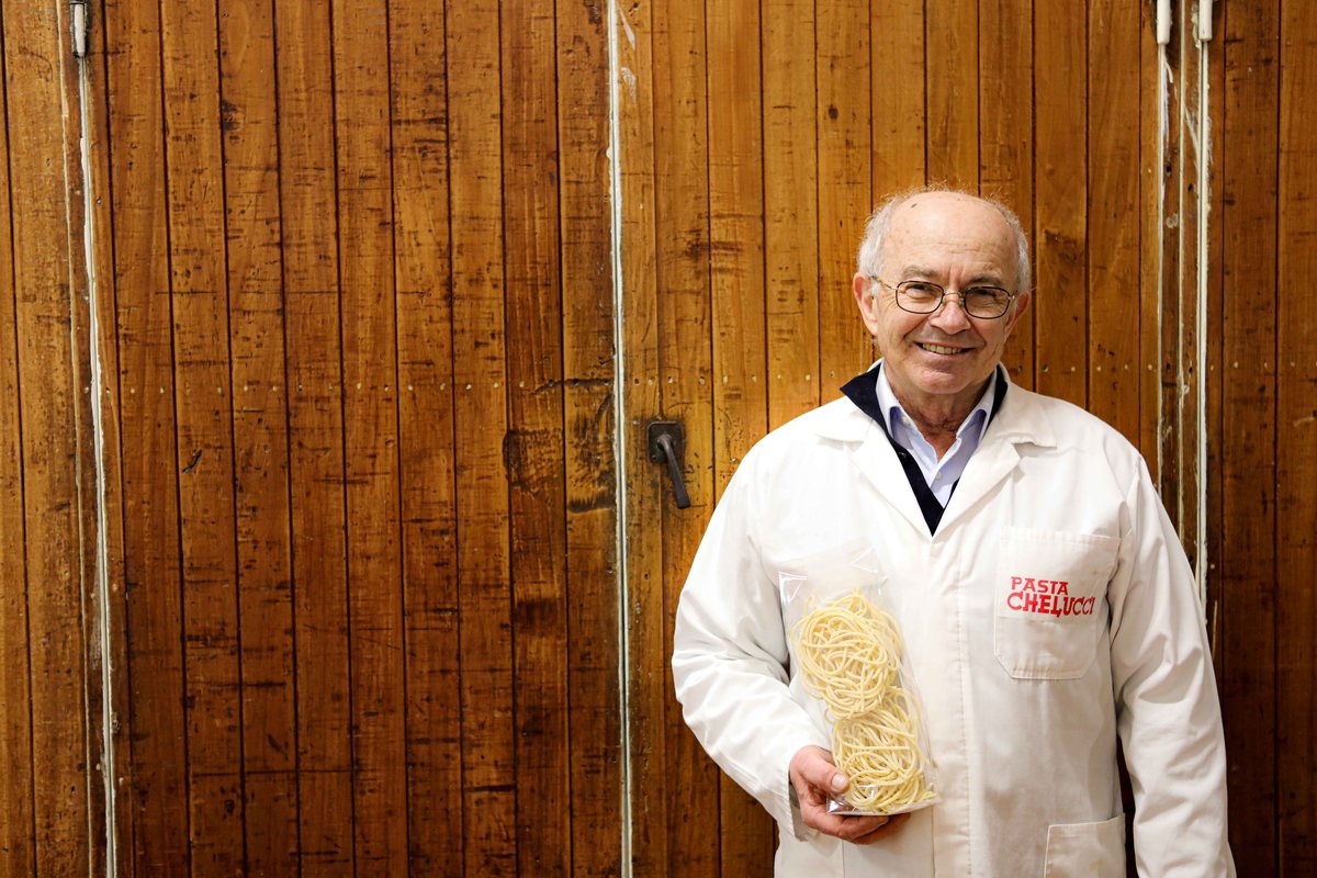 Giuseppe Chelucci vor der Holzwand seines Pastificio in Piteccio