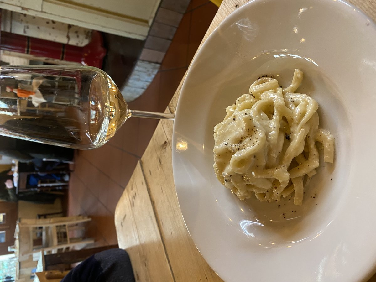 Pici, im Pecorino geschwenkt, auf dem Teller