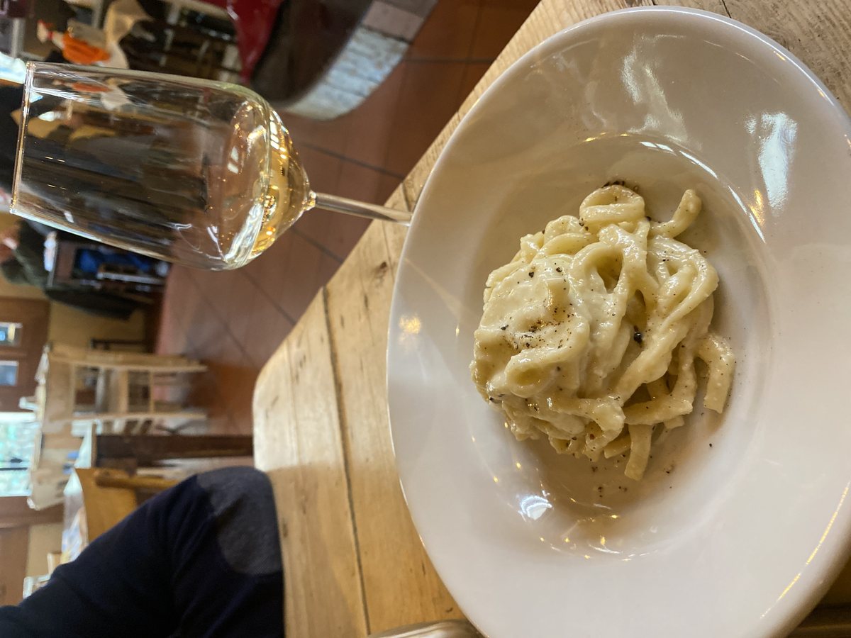 Pici Cacio e Pepe auf dem Teller