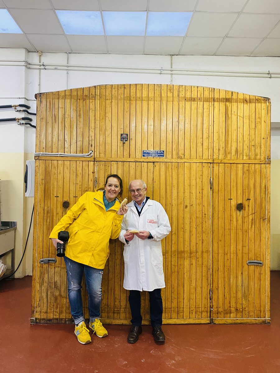 Stefania Lettini und Giuseppe Chelucci vor einer Trockenkammer