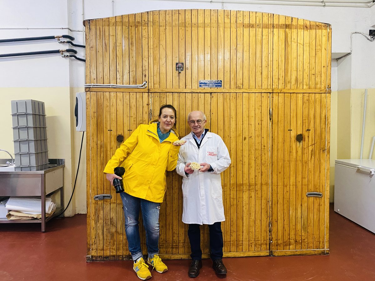 Stefania Lettini und Giuseppe Chelucci vor der Trockenkammer
