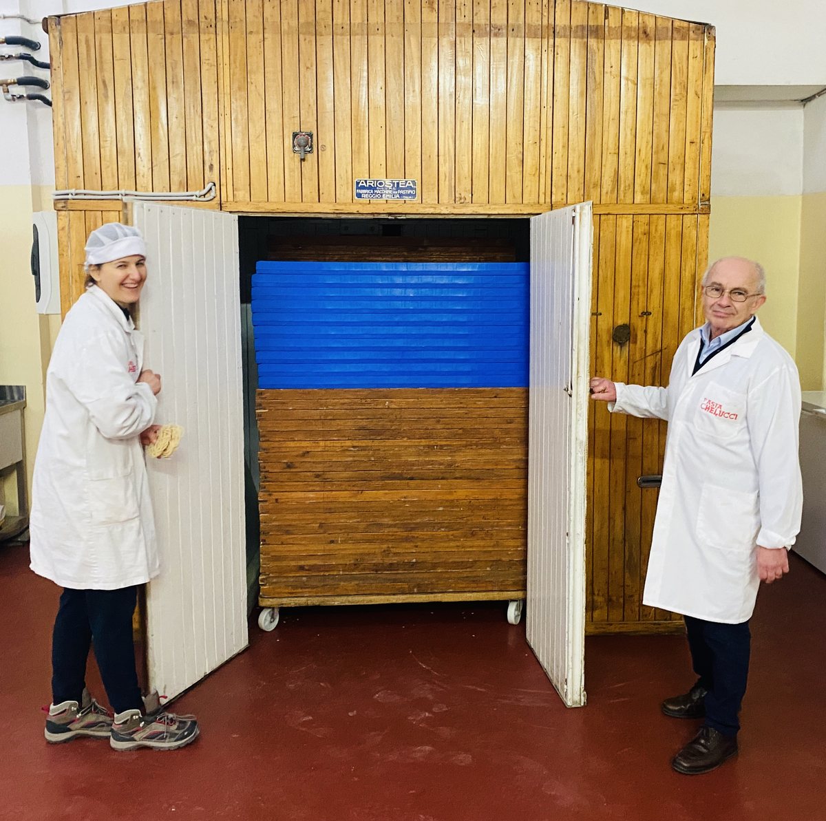 Eine geöffnete Trockenkammer aus Holz im Pastificio Chelucci