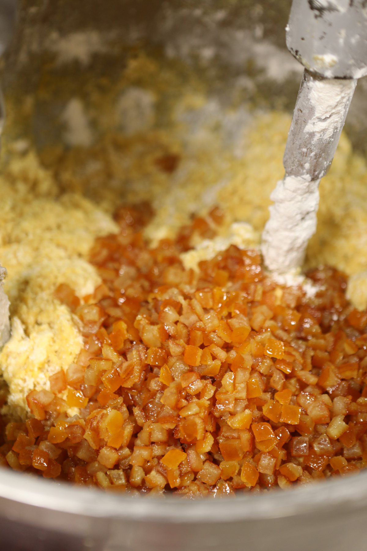 Kandierte Orangenstücke werden in den Cantuccini-Teig eingearbeitet
