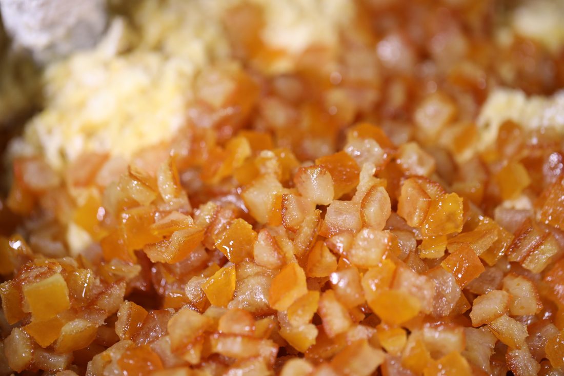 Selbst kandierte Orangenwürfel, fertig zum Einarbeiten in den Teig