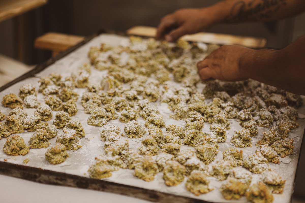 Pistazien-Cantuccini werden von Hand auf dem Blech ausgerichtet