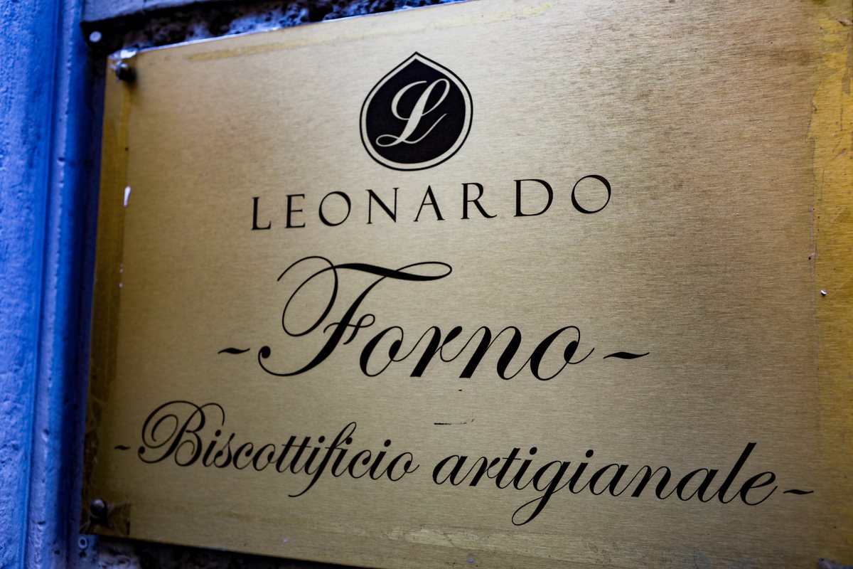 Das Schild des Biscottificio Leonardo über dem Laden