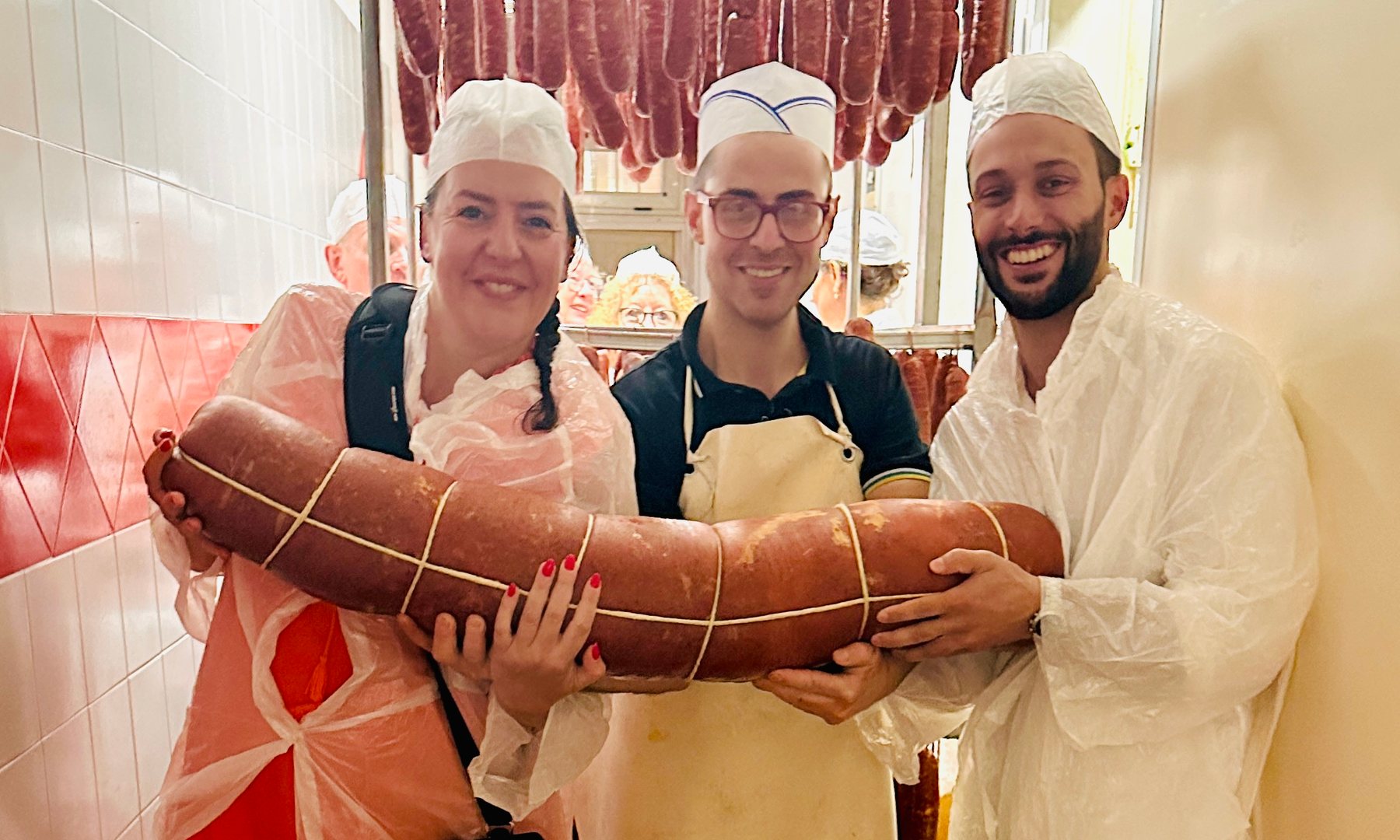 Stefania Lettini mit Vittorio und Francesco Callà und einer riesigen ’Nduja im Reiferaum in Mileto
