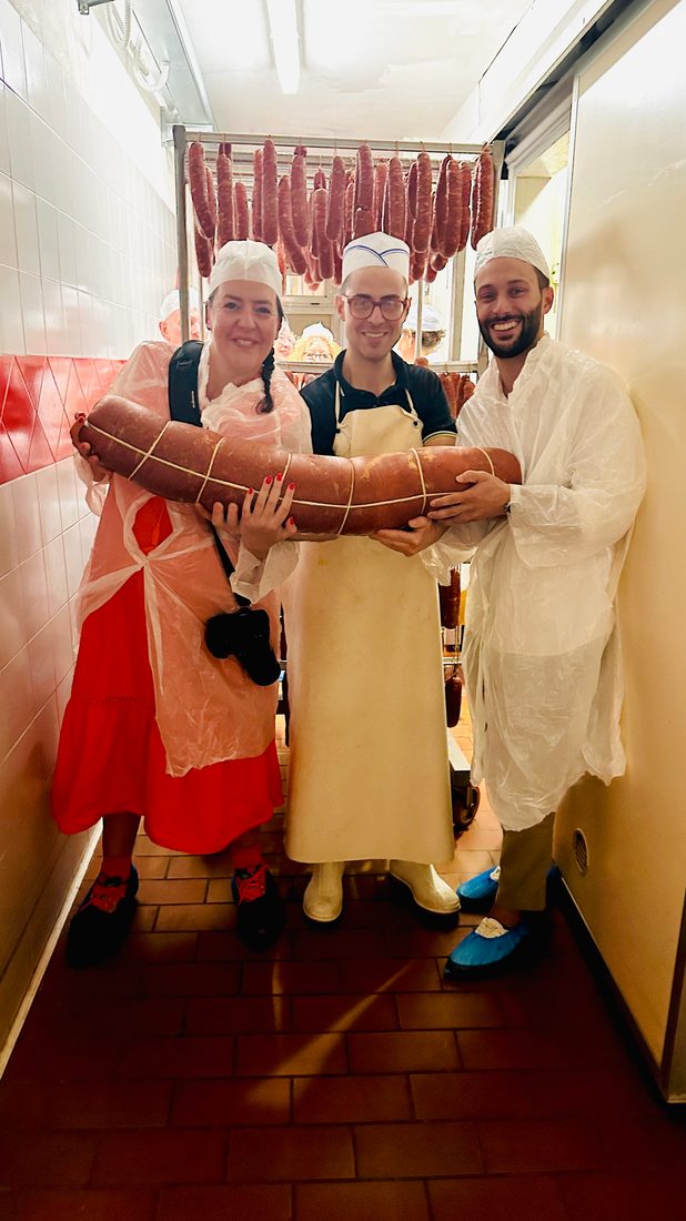 Stefania mit Vittorio und Francesco Callà und der riesigen ’Nduja, über 30 Kilo schwer und acht Monate gereift