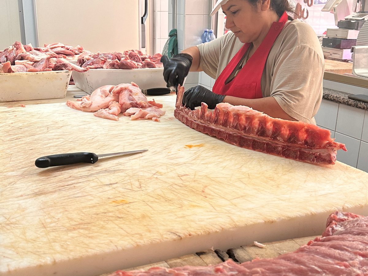 In der Zerlegung wird Schweinefleisch von Hand vorbereitet