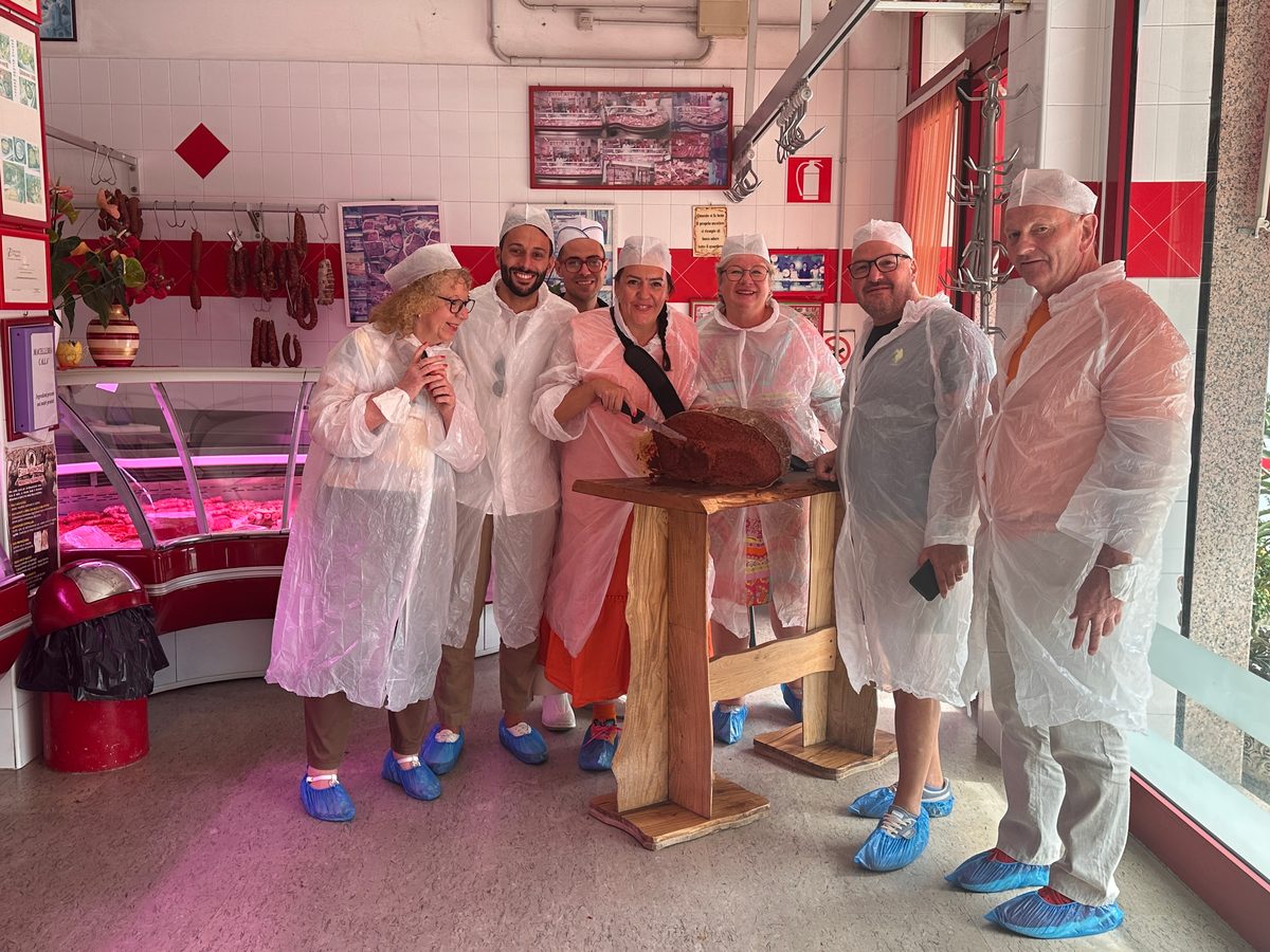 Die Besuchergruppe im Verkaufsraum der Metzgerei Callà