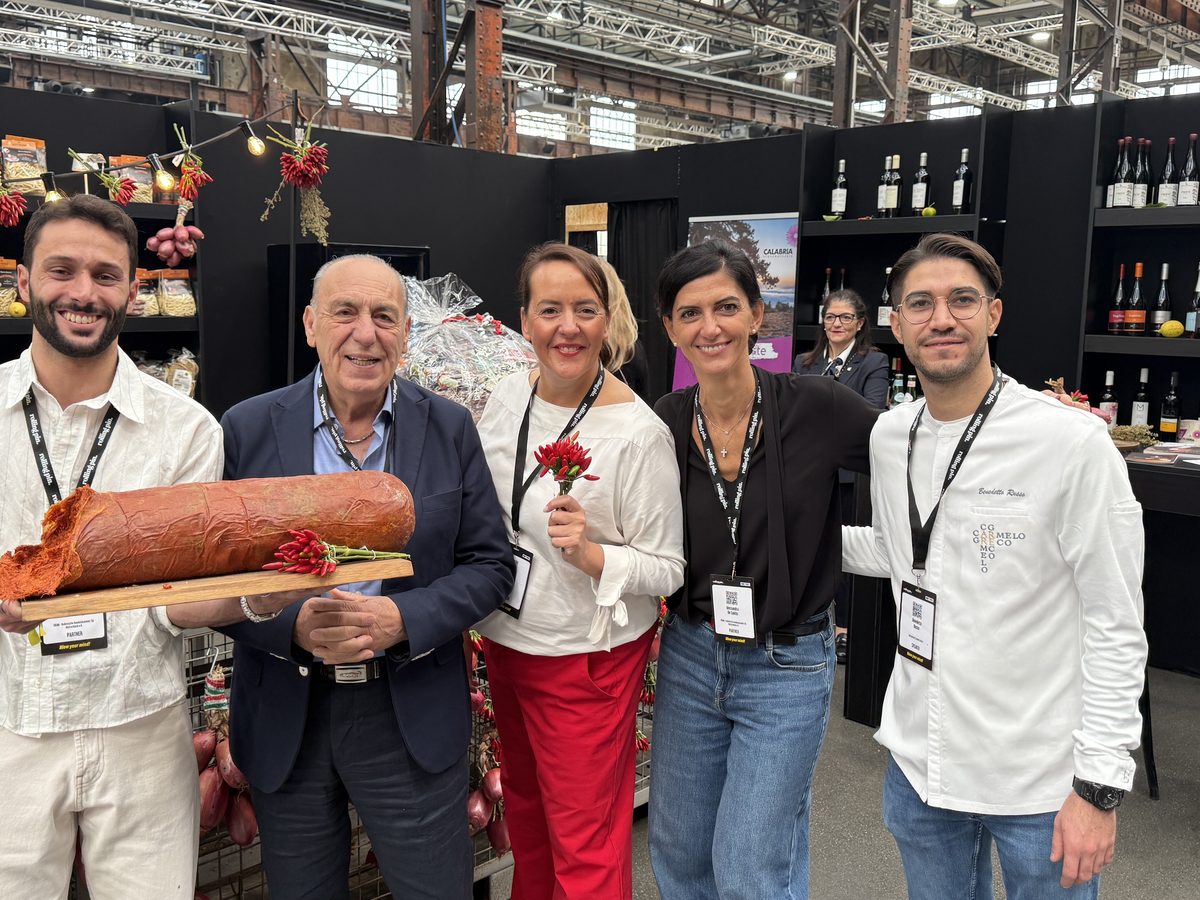 Gruppe mit einer großen ’Nduja am Kalabrien-Stand der Rolling Pin.Convention 2025