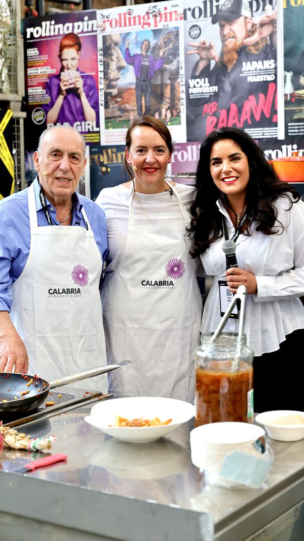 Masterclass mit Gennaro Contaldo auf der Rolling Pin.Convention 2025, alle mit Calabria-Schürze. Foto: Uwe Erensmann