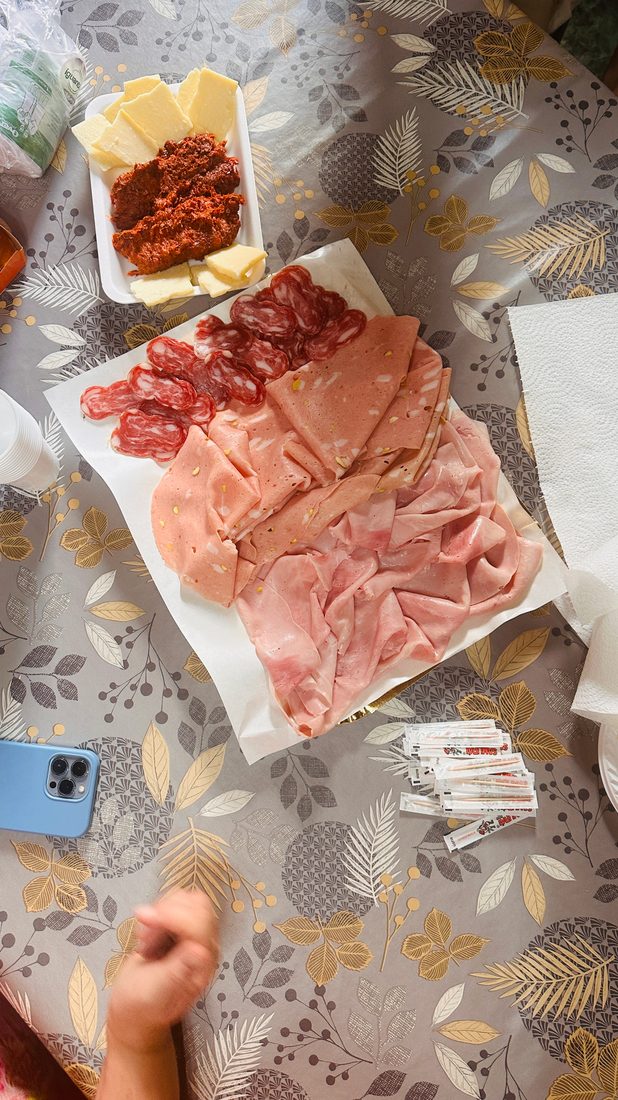 Verkostung mit Salumi, Käse und einem Schälchen ’Nduja
