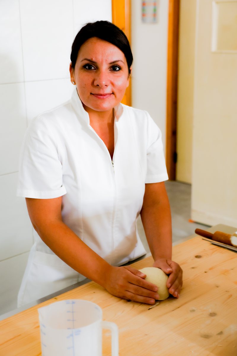 Valentina Manta an der Arbeitsplatte