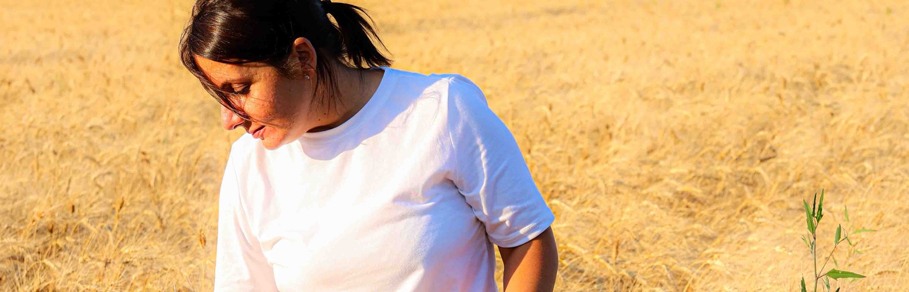 Valentina Manta in einem Weizenfeld bei Aradeo im Salento