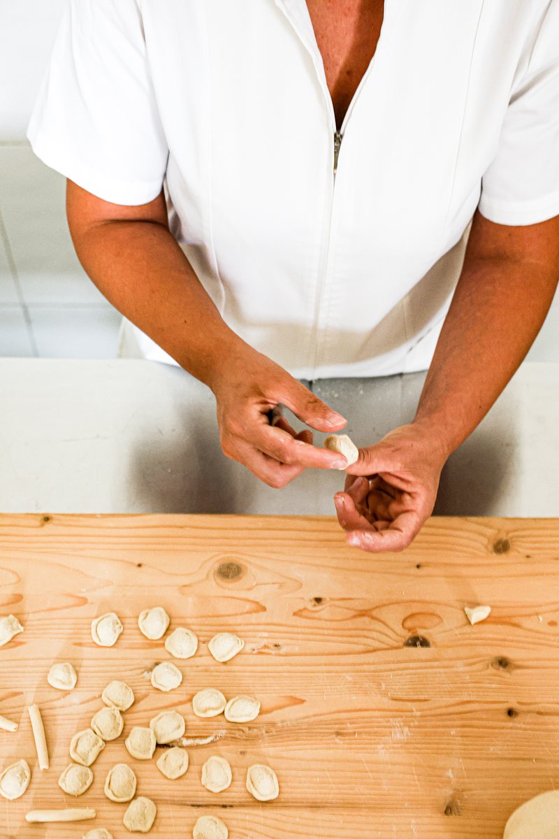 Orecchiette, reihenweise auf dem Tisch